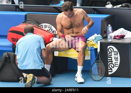Melbourne, Australia. 28th Gen 2020. Il seme di 3rd ROGER FEDERER (sui) è trattato dall'addestratore durante una partita contro TENNYS SANDGREN (USA) sulla Rod Laver Arena in una partita di singolare uomini quarti di finale il giorno 9 dell'Australian Open 2020 a Melbourne, Australia. Sydney Low/Cal Sport Media. Federer ha vinto 63 26 76 63. Credito: Csm/Alamy Live News Foto Stock