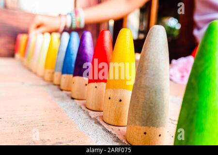 Giocattolo di cui conica di pezzi di legno dipinte in colori non strutturati per i giochi dei bambini. Foto Stock