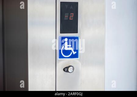 Accesso disabili all'ascensore per disabili Foto Stock