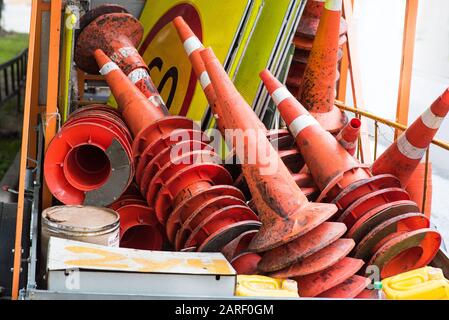 Traffico coni per contrassegnare i lavori stradali o ostruzione temporanea segno di traffico Foto Stock