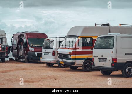 Sarges, Portogallo - 22 gennaio 2020: Camper e camper parcheggiati sulla spiaggia di Praia do Beliche nella regione dell'Algarve in Portogallo Foto Stock