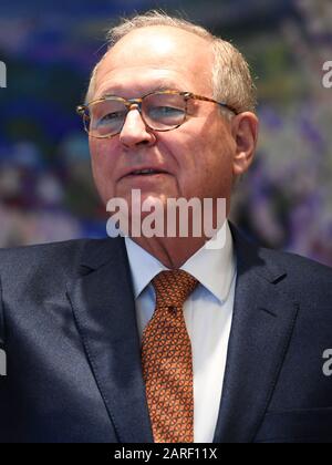 Monaco, Germania. 28th Gen 2020. Wolfgang Ischinger, responsabile della Conferenza sulla sicurezza di Monaco, entra nella sala conferenze prima dell'inizio di una riunione del Gabinetto Bavarese. Su invito del Presidente russo Putin, Söder e Ischinger volano a Mosca il 28.01.2020. Credit: Sven Hoppe/Dpa/Alamy Live News Foto Stock