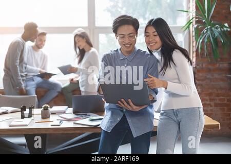 L'uomo e la donna asiatici che lavorano insieme sul progetto di affari Foto Stock