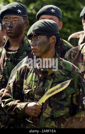 I membri del battaglione 1st di Royal Gurkha fucili che saranno spediti in Afghanistan in autunno, presso le loro caserme a Folkestone, il giorno in cui il Sottosegretario di Stato per la difesa Derek Twigg ha annunciato un aumento delle loro prestazioni pensionistiche nel 2007 Foto Stock