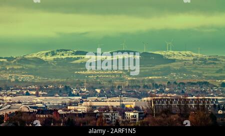 Glasgow, Scotland, UK, 28th January, 2020: UK Weather: Le avvertenze meteo per la neve hanno visto le prime cascate colpire la città, dando luogo a colline bianche in aree distese. La fattoria di vento bianco sopra la fattoria di vento bianco con il centro intu a braehead sulla riva sud del fiume clyde. Gerard Ferry/ Alamy Live News Foto Stock