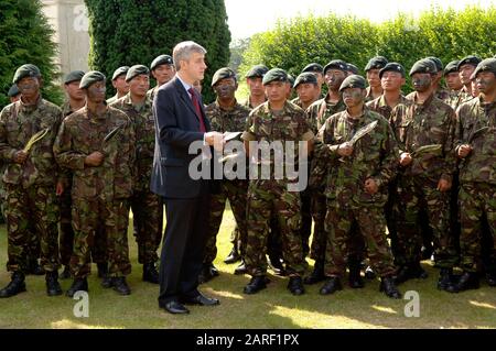 I membri del battaglione 1st di Royal Gurkha fucili che saranno spediti in Afghanistan in autunno, presso le loro caserme a Folkestone, il giorno in cui il Sottosegretario di Stato per la difesa Derek Twigg ha annunciato un aumento delle loro prestazioni pensionistiche nel 2007 Foto Stock