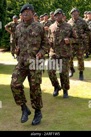 I membri del battaglione 1st di Royal Gurkha fucili che saranno spediti in Afghanistan in autunno, presso le loro caserme a Folkestone, il giorno in cui il Sottosegretario di Stato per la difesa Derek Twigg ha annunciato un aumento delle loro prestazioni pensionistiche nel 2007 Foto Stock