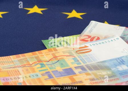 Bandiera dell'UE e del franco svizzero Foto Stock