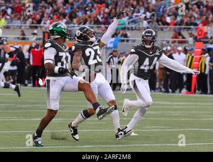 AFC Cornerback Joe Haden dei Pittsburgh Steelers (23) celebra dopo un'intercettazione nel quarto di gioco 3rd mentre la sicurezza Jamal Adams dei New York Jets (33) e AFC all'interno del linebacker Darius Leonard dei Indianapolis Colts (53) si uniscono durante il Pro Bowl, Domenica, 26 gennaio 2020, Al Camping World Stadium di Orlando, Florida. (Foto di IOS/ESPA-Images) Foto Stock