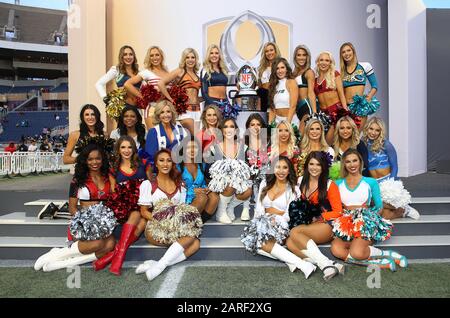 Entrambe le cheerleader AFC e NFC posano con il trofeo dopo il Pro Bowl, domenica 26 gennaio 2020, al Camping World Stadium di Orlando, Florida. (Foto di IOS/ESPA-Images) Foto Stock