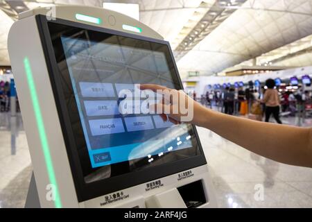 Lantau, Hong Kong - 18 settembre 2019 : macchina automatica per il check-in all'aeroporto internazionale di Hong Kong Foto Stock