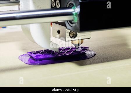 Processo di stampa dalla plastica a una stampante 3D Foto Stock