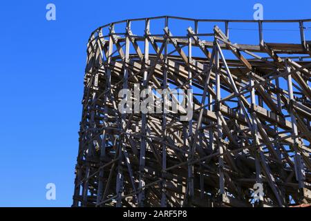 Vicino alle montagne russe in legno del giro di divertimento Balder (costruito da Intamin) nel parco a tema Liseberg nella città di Goteborg, Svezia. Foto Stock