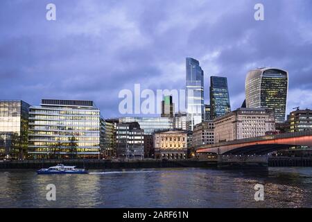 La città di Londra è vista dalla Southbank poco prima del tramonto Foto Stock