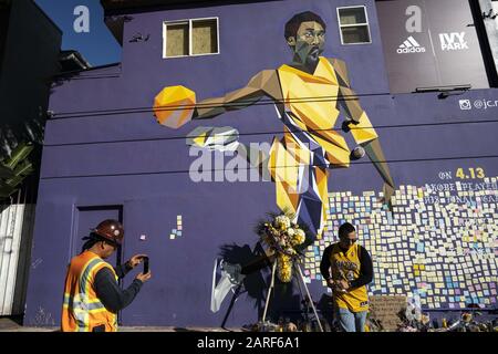 Los Angeles, California, Stati Uniti. 15th marzo 2019. La gente si riunisce di fronte a un murale in onore dell'ex stella NBA Kobe Bryant a Los Angeles, California.Kobe Bryant e sua figlia Gianna e 7 altre persone sono morte in un incidente in elicottero. Credit: Ronen Tivony/Sopa Images/Zuma Wire/Alamy Live News Foto Stock