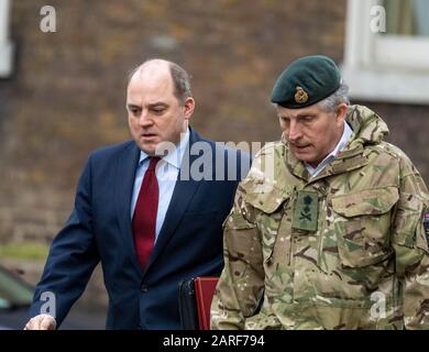 Londra, Regno Unito. 28th Gen 2020. Ben Wallace MP PC Defense Secretary (a sinistra) arriva a un incontro nazionale di sicurezza che si ritiene essere circa Huawei al 10 Downing Street, Londra Credit: Ian Davidson/Alamy Live News Foto Stock