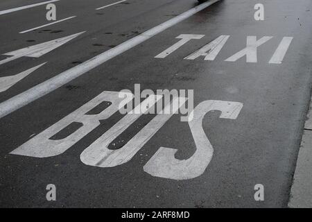 Lane txi e autobus a Madrid per al servizio degli utenti Foto Stock