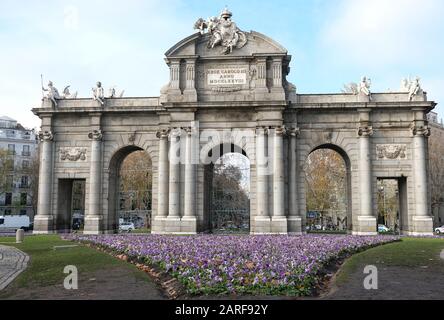 Puerta de Alcala, monumento comandato per essere costruito dal re Carlos III nel 17th secolo Foto Stock