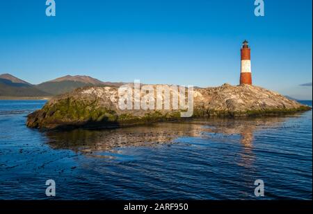 Faro di Les Eclaireurs (gli Scouts) un faro che si trova sull'isola più a nord-est del canale di Beagle, vicino Ushuaia, Tierra del Fuego, Ar Foto Stock