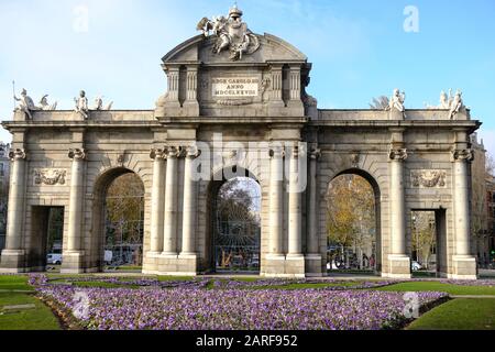 Puerta de Alcala, monumento comandato per essere costruito dal re Carlos III nel 17th secolo Foto Stock