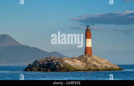 Faro di Les Eclaireurs (gli Scouts) un faro che si trova sull'isola più a nord-est del canale di Beagle, vicino Ushuaia, Tierra del Fuego, Ar Foto Stock