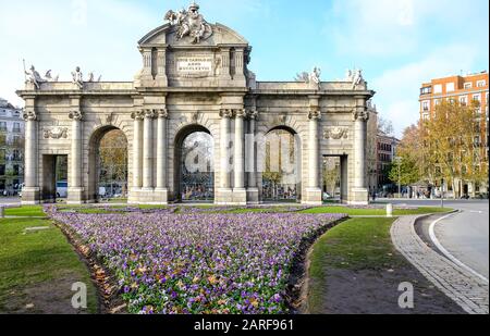 Puerta de Alcala, monumento comandato per essere costruito dal re Carlos III nel 17th secolo Foto Stock