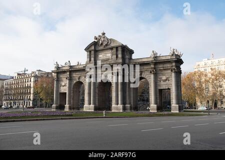 Puerta de Alcala, monumento comandato per essere costruito dal re Carlos III nel 17th secolo Foto Stock