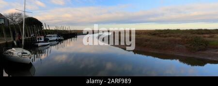 Tramonto sul villaggio Blakeney Harbour, North Norfolk, Inghilterra, Regno Unito Foto Stock