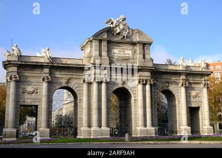 Puerta de Alcala, monumento comandato per essere costruito dal re Carlos III nel 17th secolo Foto Stock