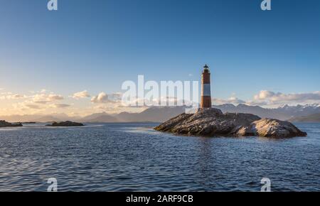 Faro di Les Eclaireurs (gli Scouts) un faro che si trova sull'isola più a nord-est del canale di Beagle, vicino Ushuaia, Tierra del Fuego, Ar Foto Stock