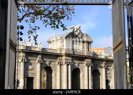 Puerta de Alcala, monumento comandato per essere costruito dal re Carlos III nel 17th secolo Foto Stock