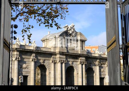 Puerta de Alcala, monumento comandato per essere costruito dal re Carlos III nel 17th secolo Foto Stock