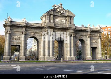 Puerta de Alcala, monumento comandato per essere costruito dal re Carlos III nel 17th secolo Foto Stock