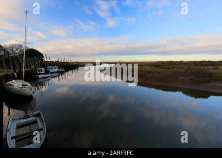 Tramonto sul villaggio Blakeney Harbour, North Norfolk, Inghilterra, Regno Unito Foto Stock