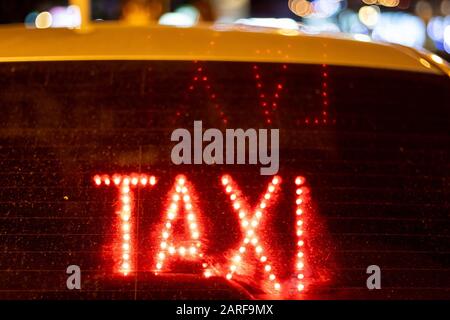 Lettera M. incandescente lettere su sfondo scuro. Luce astratta pittura di  notte. Artistico creativo bokeh di fondo colorato. Nuovo anno. Utilizzarla  per costruire il tuo proprio d Foto stock - Alamy