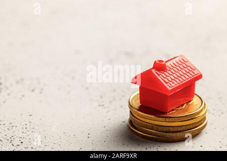 Casa su una pila di monete d'oro. Inserire il testo Foto Stock