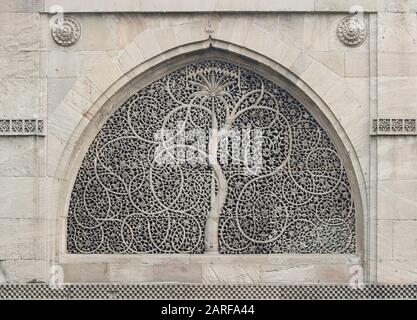 Finestre a reticolo in pietra finemente intagliate (jali) con volpe intrecciate e motivi di palma - Moschea Sidi Saiyyyyed, Ahmedabad, Gujarat, India Foto Stock