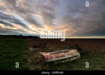 Vista al tramonto sulle paludi di Cley-next-the-Sea, North Norfolk Coast, Inghilterra Foto Stock