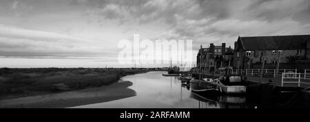 Tramonto sul villaggio Blakeney Harbour, North Norfolk, Inghilterra, Regno Unito Foto Stock