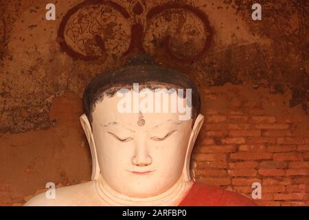 Statua del Buddha all'interno del tempio di Bagan, Myanmar Foto Stock
