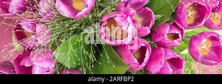 Primo piano di un mazzo di tulipani rosa visto dall'alto Foto Stock