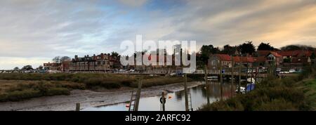 Tramonto sul villaggio Blakeney Harbour, North Norfolk, Inghilterra, Regno Unito Foto Stock