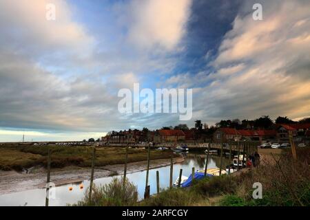 Tramonto sul villaggio Blakeney Harbour, North Norfolk, Inghilterra, Regno Unito Foto Stock