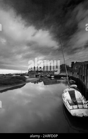 Tramonto sul villaggio Blakeney Harbour, North Norfolk, Inghilterra, Regno Unito Foto Stock