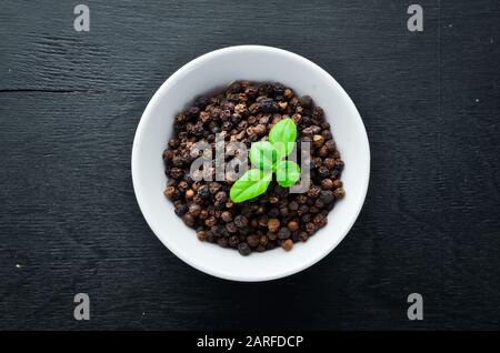 Pepe nero piselli. Spices Vista dall'alto. Sul vecchio sfondo. Foto Stock