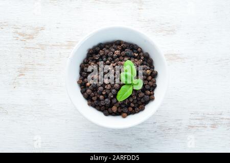 Pepe nero piselli. Spices Vista dall'alto. Sul vecchio sfondo. Foto Stock
