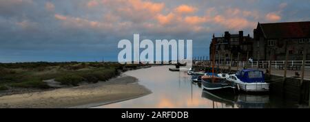 Tramonto sul villaggio Blakeney Harbour, North Norfolk, Inghilterra, Regno Unito Foto Stock