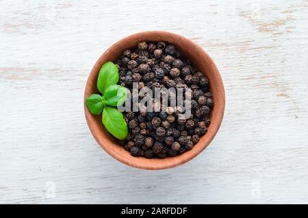 Pepe nero piselli. Spices Vista dall'alto. Sul vecchio sfondo. Foto Stock
