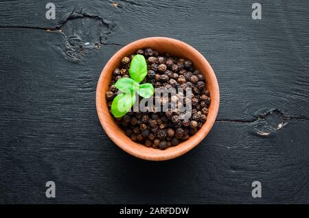 Pepe nero piselli. Spices Vista dall'alto. Sul vecchio sfondo. Foto Stock