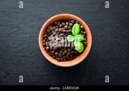 Pepe nero piselli. Spices Vista dall'alto. Sul vecchio sfondo. Foto Stock